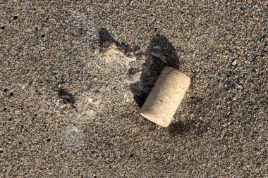 Şarap cork kum üzerinde. Yaz plaj arka plan.