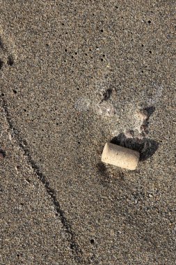 Şarap cork kum üzerinde. Yaz plaj arka plan.