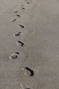 Kum doku geliyor ayak izleri. Yaz plaj arka plan.