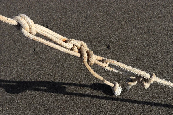 Corde Avec Beaucoup Nœuds Sur Fond Sable Plage Été Toile — Photo