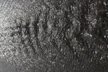 Su dalgalanma hareketi güneş ışığı yansıması ile dinamik. Yaz seyahat arka plan.