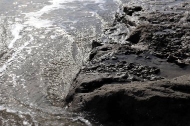 Deniz suyu ile cliff güneş ışığı deniz manzarası içinde.