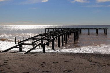 Metal rustik pier inşaat deniz manzarası.