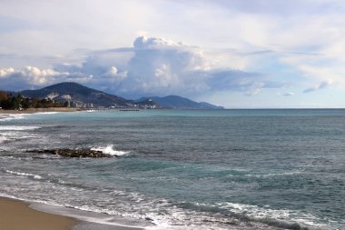 Kayalık kıyı Dağları üzerinde arka plan deniz manzarası ile.