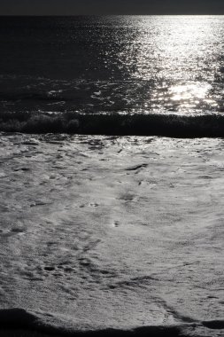 Sakin deniz dalga köpüğü doku ile güneş ışığı deniz manzarası