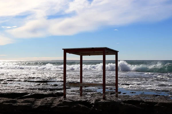 Mesa Penhasco Com Ondas Mar Fundo — Fotografia de Stock