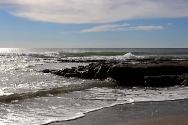 岩の海岸線に太陽の光と海の風景 — ストック写真