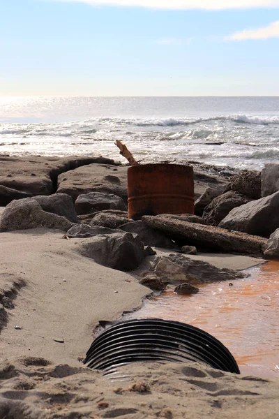 Tubo Drenagem Com Barril Enferrujado Com Log Grandes Pedras Paralelepípedos — Fotografia de Stock