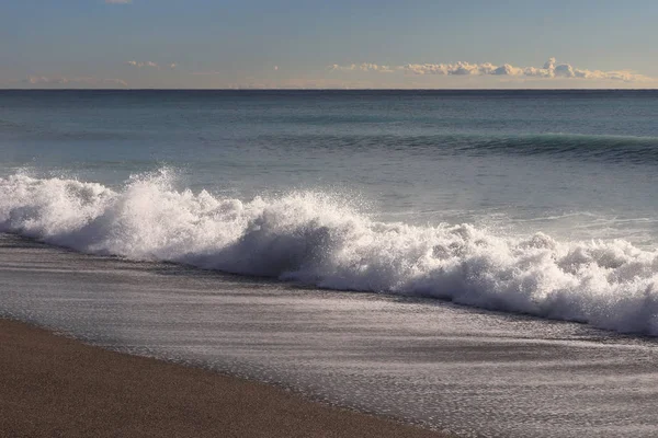 Praia Mar Calmo Com Ondas Salpicantes — Fotografia de Stock