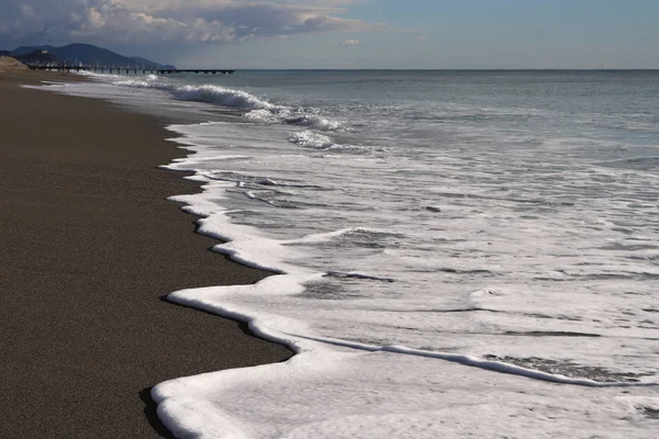 Riva Con Molo Sullo Sfondo Paesaggio Marino — Foto Stock