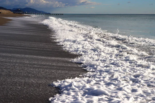 穏やかな海のビーチの海岸線 海の背景 — ストック写真