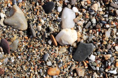 Sahilde küçük çakıl taşları doku ile farklı taş.