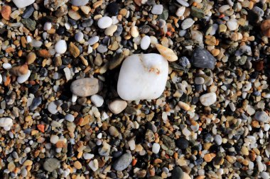 Karlı beyaz taş ıslak kumsalda