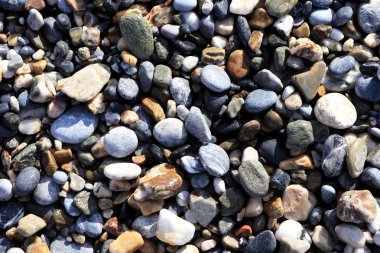 Çakıl cobblestones sahilde. Deniz deniz arka plan.