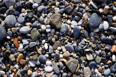 Deniz deniz arka plan. Çakıl cobblestones sahilde.