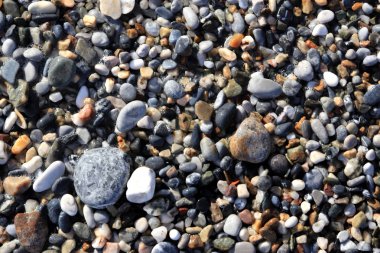 Deniz deniz arka plan. Çakıl cobblestones sahilde.