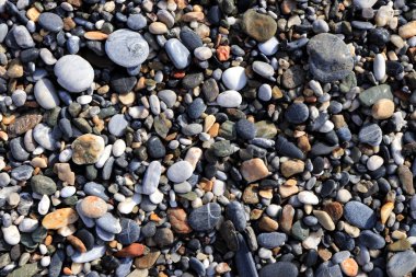 Deniz deniz arka plan. Çakıl cobblestones sahilde.