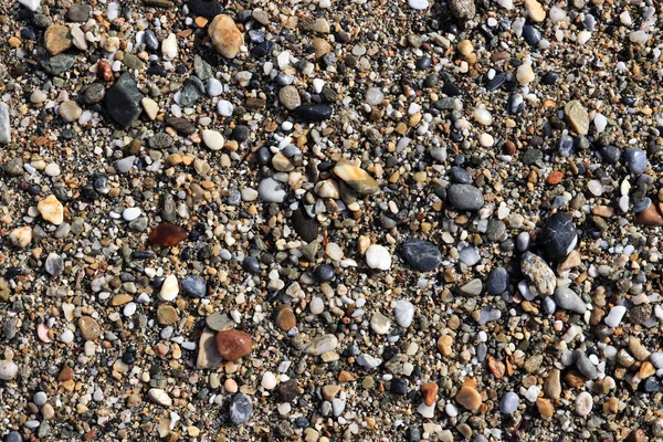Muitas Pedras Pequenas Molhadas Praia Com Pouca Textura Seixos Fundo — Fotografia de Stock