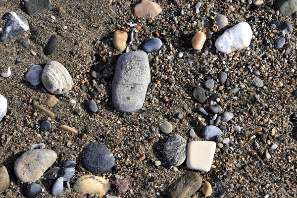 Cobblestones sahilde. Deniz arka plan.