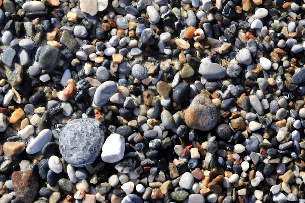 Deniz deniz arka plan. Çakıl cobblestones sahilde.