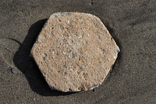 Sahilde büyük altıgen kaldırım taşı döşeli. Deniz deniz arka plan.