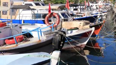 İskeleye demirlemiş birçok tekne.