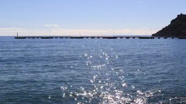 Longue Jetée Dans Mer Avec Reflet Soleil Paysage — Video