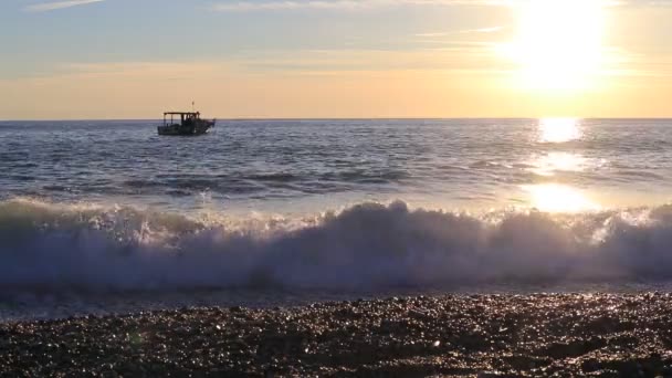 Boot Meer Mit Sonne Und Sonnenreflexion Plätschernde Wellen Strand — Stockvideo