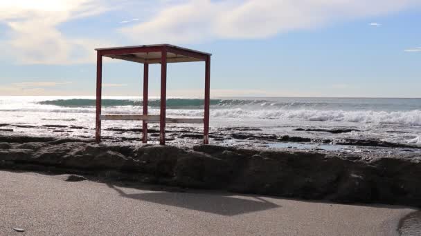 背景に海の波と崖上のテーブル — ストック動画