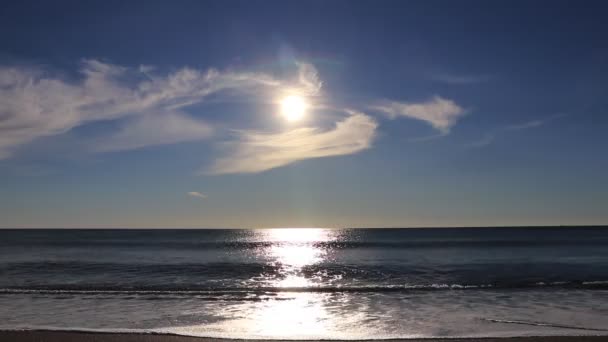 Calma Las Olas Del Mar Con Sol Reflejo Luz Del — Vídeo de stock