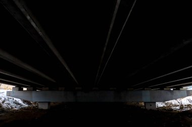 Köprü altında karanlık manzara.