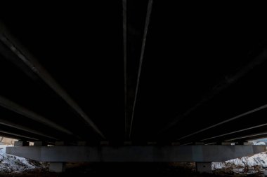 Köprü altında karanlık manzara.