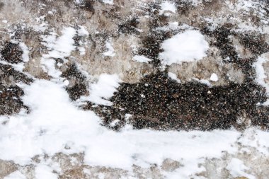 Asfalt yol arka plan üzerinde kar. Karlı kamyon desen doku. Kentsel sokak zemin donmuş kış.