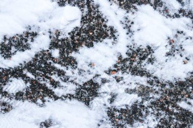 Asfalt yol arka plan üzerinde kar. Karlı kamyon desen doku. Kentsel sokak zemin donmuş kış.