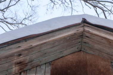 Evin çatı üst kar altında