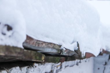 Kar altında galvanizli metal çatı ile ahşap