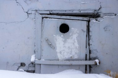 Eski bir delik ile eğri kapı kilitli