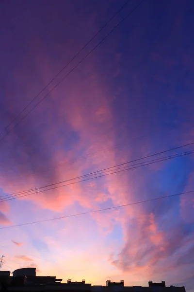 紫青市上空 ワイヤーと家のシルエットとピンクの天 — ストック写真