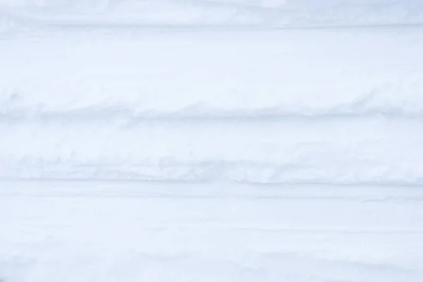 Lyžařské stopy trasování na pozadí sněhu. Zimní zasněžené texturu. Čerstvé zmrazené pozadí. — Stock fotografie