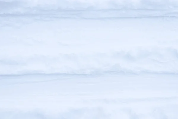 Lyžařské stopy na pozadí sněhu. Zimní zasněžené texturu. Čerstvé zmrazené pozadí. — Stock fotografie