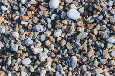 Çakıl cobblestones sahilde. Deniz deniz arka plan.