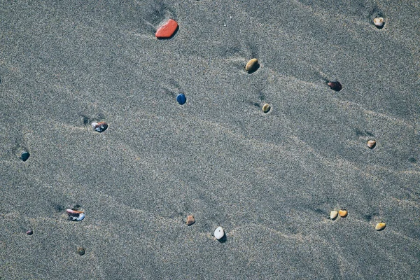 Fondo de belleza de playa. Diferentes piedras con manchas en el húmedo s — Foto de Stock