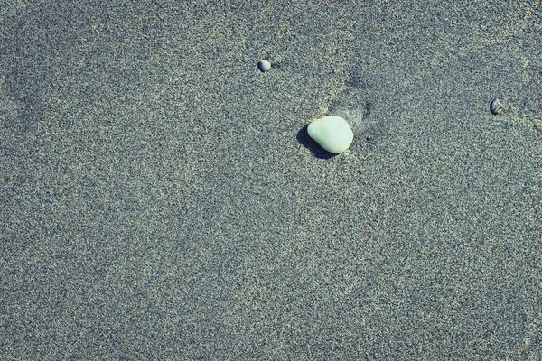 클리어 비치 모래 표면에 흰 돌. — 스톡 사진