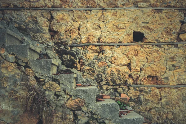 Casa de concha roca mampostería adoquines capas pared con escaleras — Foto de Stock
