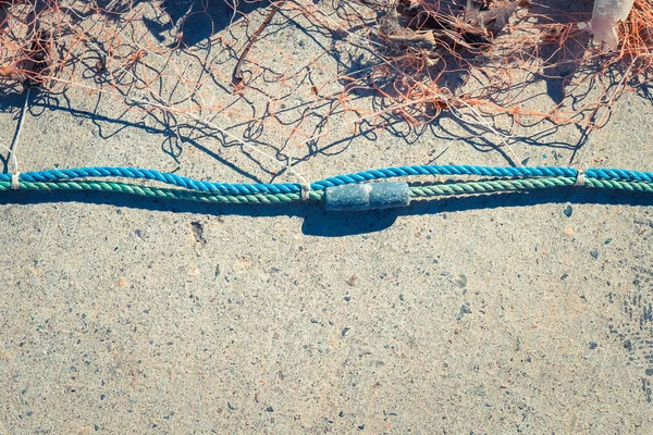 Visnet met zinklood op touw. Nautische marine achtergrond. — Stockfoto