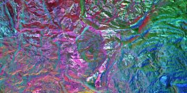 Dokulu yüzeyde renkli ışık. Bukalemun taş kaya yüzey doku. Holografik gradyan arka plan.