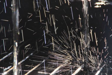 Taze su sıçrama sprey düşer. Parlak su akışı.