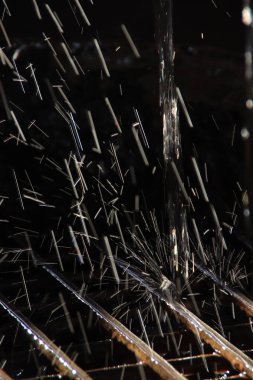 Parlak su akışı. Taze su damlaları Splash sprey.