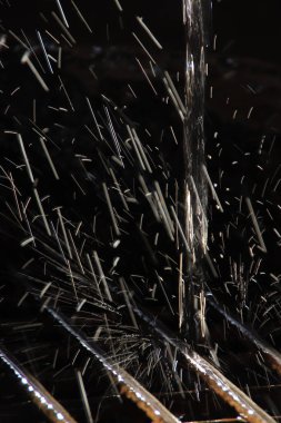 Taze su sıçrama sprey düşer. Parlak su akışı.