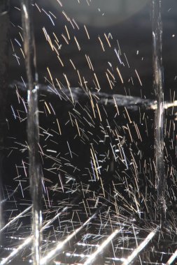 Parlak su akışı. Taze su damlaları Splash sprey.